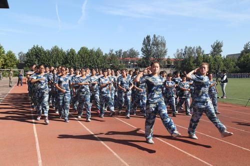 河北旅游职业学院军训（河北旅游职业学院军训团）-图1