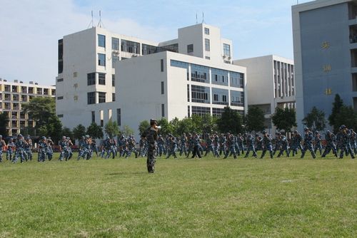 广东科贸职业学院的校服（广东科贸职业学院的校服图片）-图1